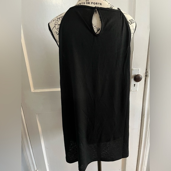 Black flowy tank top with keyhole closure on back - Picture 3 of 4
